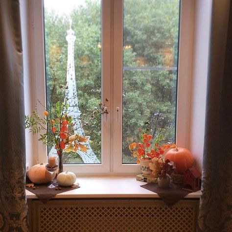 Fall windows decor Windows Decor, Autumn Window, Window Living Room, Autumn House, Fall Windows, Living Room Windows, Chic Living, Autumn Decor, Parisian Chic