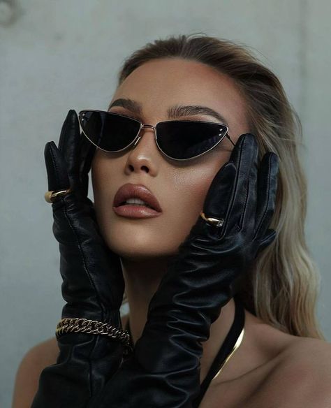 Femme Fatale Aesthetic, Shooting Studio, Creative Photoshoot Ideas, Glam Photoshoot, Cat Eye Sunglasses Women, Glamour Shots, Studio Photoshoot, Model Poses Photography, Photoshoot Concept