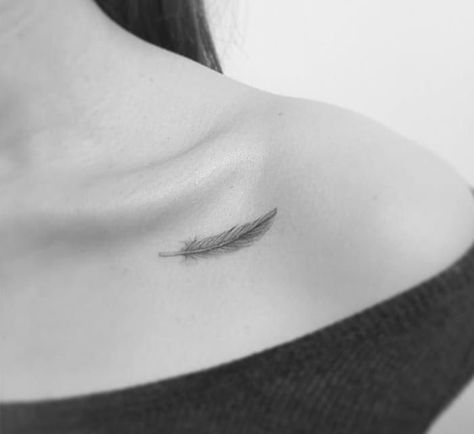 small intricate feather tattoo on collarbone Tattoo Plume, Tato 3d, Beautiful Tattoo Designs, Tiny Tattoos For Women, Tato Minimal, Tato Henna, M Tattoos, Minimal Tattoo Design, Tattoo Trend