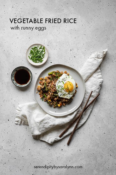 Fried brown rice with lots of vegetables and runny eggs. Takeaway Packaging Design, Logo Dessert, Meal Prep Lunches, Easy Meal Prep Lunches, Healthy Food Photography, Takeaway Packaging, Food Photography Composition, Food Flatlay, Packaging Design Ideas