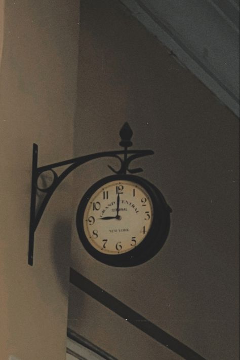 Clocks Aesthetic Old, Aesthetic Clock Pictures, Old Art Aesthetic Wallpaper, Brown Clock Aesthetic, Clock Dark Aesthetic, Clock Brown Aesthetic, Old Notes Aesthetic, Brown Aesthetic Vintage Icon, Time Aesthetic Clock Wallpaper