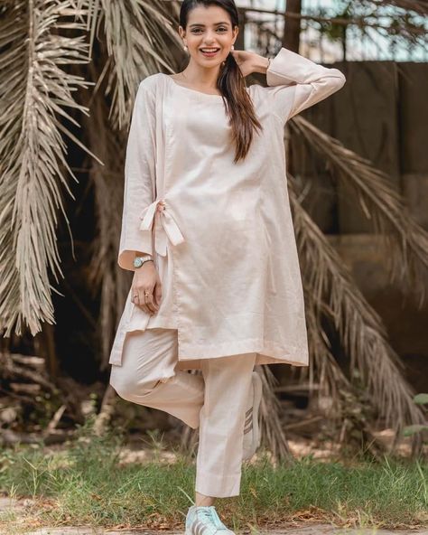 Shirt Design For Women Pakistani, Shirt Design For Women, Style Outfits Summer, Summer Vibes Aesthetic, Aesthetic Summer Outfits, Designer Aesthetic, Girls Dresses Sewing, Trendy Shirt Designs, Pakistani Fashion Casual