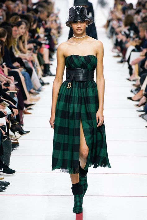 Christian Dior Fall 2019 Ready-to-Wear collection, runway looks, beauty, models, and reviews. Couture, Dior 2018, Bp Outfits, Maxi Dress Outfit Summer, Ready Outfits, Runway Fashion Couture, 2019 Runway, Runway Outfits, Elegant Outfits