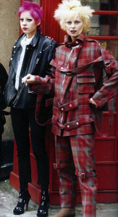 Vivienne Westwood dressed in a typical 70s punk outfit 70s Punk Outfits, Vivienne Westwood Punk, Princesa Punk, Punks 70s, 1970s Punk, Punk Mode, 70s Mode, Vivienne Westwood Dress, Cultura Punk