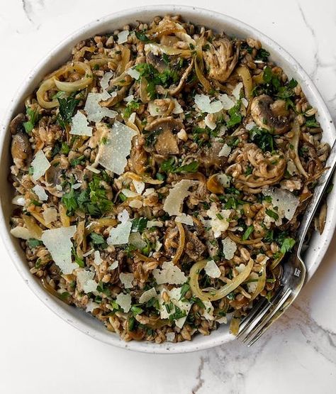 Mushroom Lentil Salad with Farro and Onion Farro Lentil Salad, Autumn Dinners, Farro Salad, Dump Meals, Food Contest, Autumn Salad, Mushroom And Onions, Lentil Salad, Healthy Bites