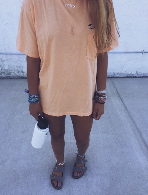 Vsco Outfits, Oversize Tshirt Outfits, Birkenstock Outfit, Beachy Outfits, Vsco Girl, Tshirt Outfits, T Shirt Diy, Looks Vintage, Comfy Outfits