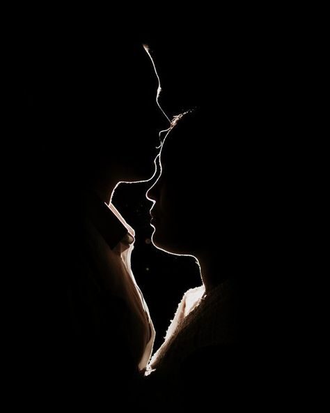 Couple In The Shadow, Silhouette Pre Wedding Photography, Mystery Couple Photos, Couple Shadow Photography, Silhouette Art People, Shadow Of Couple, Couple Silhouette Photography, Obsessive Love Art, Photo Ombre