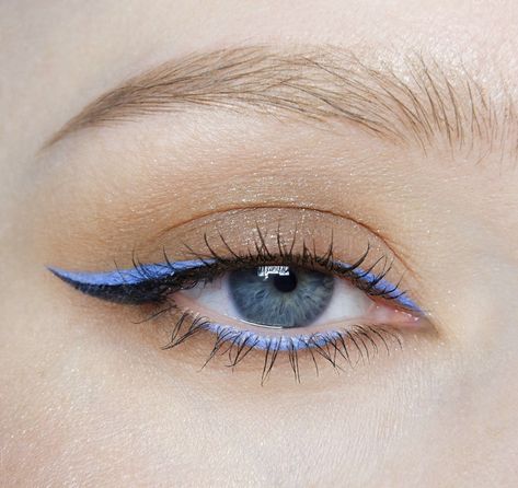 Simple Makeup With Pop Of Color, Colorful Eyeliner Blue Eyes, Colored Eyeliner Blue Eyes, Easy Makeup Eye Looks, Subtle Colored Eyeliner, Color Eyeliner For Brown Eyes, Simple Fun Eye Makeup, Colored Eyeliner For Blue Eyes, Soft Colorful Makeup