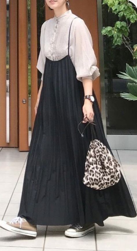 Japanese Minimalist Fashion, Long Skirt Fashion, Hijabi Fashion, 가을 패션, Japan Fashion, Japanese Fashion, Minimal Fashion, Modest Outfits, Moda Fashion