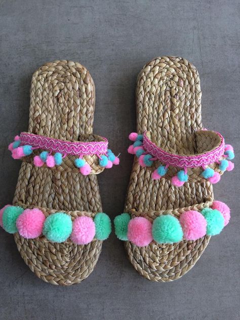 image 1 Moroccan Sandals, Raffia Shoes, New Style Shoes, Sandals Greek, Pom Pom Sandals, Diy Sandals, Diy Slippers, Shoes Party, Crochet Sandals