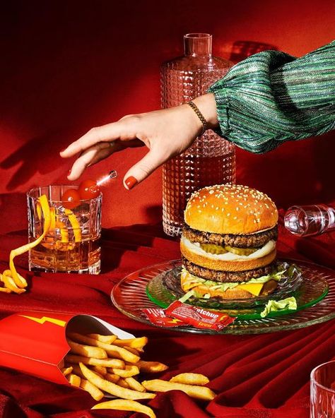 Flash Food Photography Aesthetic, Fun Food Photography, Fast Food Ads, Burger Night, Food Art Photography, Food Photoshoot, Vacation Meals, Restaurant Photography, Food Photography Inspiration