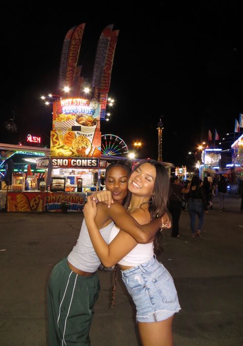 Friend Fair Photoshoot, Fall Fair Picture Ideas, Cute Fall Fair Outfits, Senior Fair Photoshoot, Six Flags Photo Ideas, Theme Park Aesthetic Friends, Fair Carnival Outfit Ideas, Instagram Fair Picture Ideas, State Fair Picture Ideas