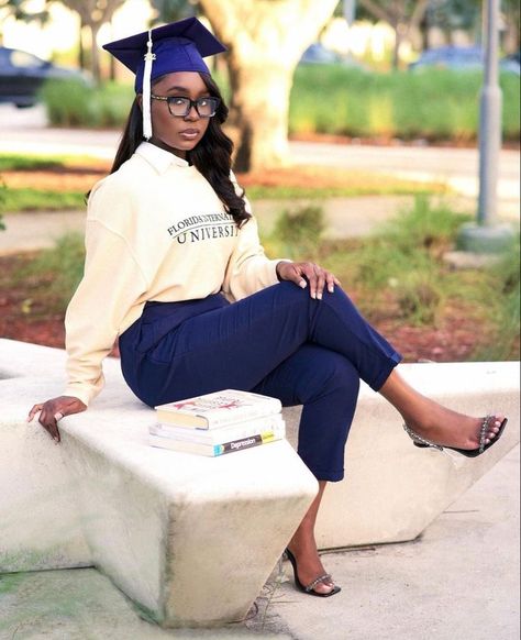 Grad Poses Photo Shoots Black Women, Grad Pic Outfit Ideas, Graduation Picture Outfit Ideas, College Graduation Pictures Black Women, Masters Photoshoot, Graduation Pictures Black Women, Graduate Poses, Poses For Graduation, Poses For Graduation Photos