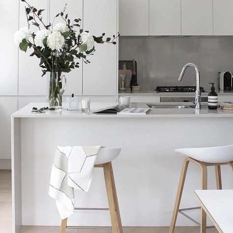 Everything about this kitchen is perfect @thedesignchaser by ind.designs Herringbone Backsplash, Concrete Kitchen, Casa Vintage, Kitchen Benches, Scandinavian Kitchen, White Modern Kitchen, Grey Kitchens, Kitchen Inspo, Trendy Kitchen