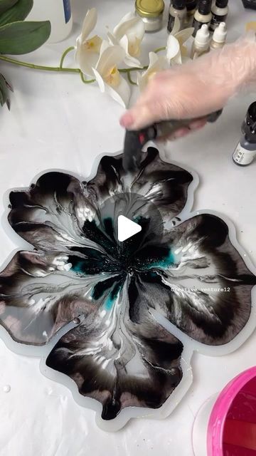 Resin Design Ideas, Epoxy Pictures, Resin Art Ideas, Crochet Flower Hat, Epoxy Art, Resin Crafts Tutorial, Diy Resin Projects, Good Color Combinations, Flower Hat