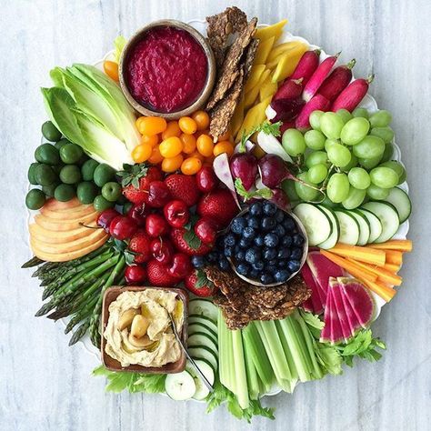 Crudite Platter, Fest Mad, Vegetable Platter, Idee Pasto, Party Food Platters, Snacks Saludables, Veggie Tray, Cheese Platters, Fruit Platter