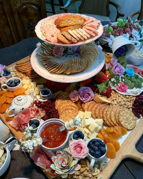 Charcuterie Board for a tea party with fresh flowers Fairy Tea Party Food, Alice In Wonderland Tea Party Food, Fairy Party Food, Tea Party Snacks, Alice In Wonderland Food, Entertaining Snacks, Adult Tea Party, Alice In Wonderland Tea Party Birthday, Fairy Garden Birthday Party