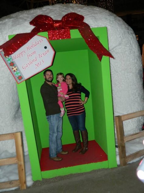 Christmas Photo Props Diy, Diy Santa Workshop, Photos With Santa Backdrop, Christmas Selfie Station, Santa Photo Backdrop Ideas, Christmas Photo Booth Ideas, Xmas Photobooth, Christmas Set Design, Photo Booth Christmas