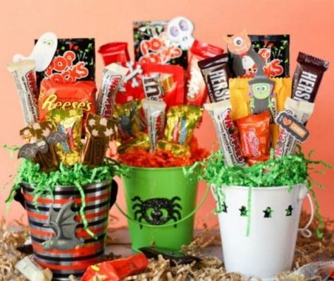 Halloween Candy Bouquet Ideas | The Bewitchin' Kitchen Halloween Raffle Basket Ideas, Halloween Treat Baskets, Easy Diy Candy, Sister Gifts Diy, Halloween Prizes, Halloween Candy Box, Halloween Party Bags, Nails Birthday, Halloween Gift Baskets