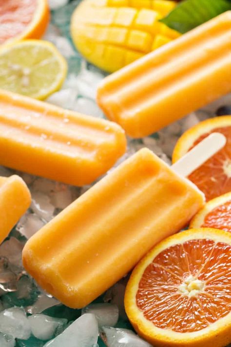 These healthy popsicles are an easy homemade recipe made with 3 ingredients! No dairy and no refined sugar, it is easily customizable! Homemade Orange Juice, Homemade Fruit Popsicles, Healthy Popsicle Recipes, Healthy Popsicles, Fruit Popsicles, Fruit Pops, Postre Keto, Homemade Popsicles, No Dairy