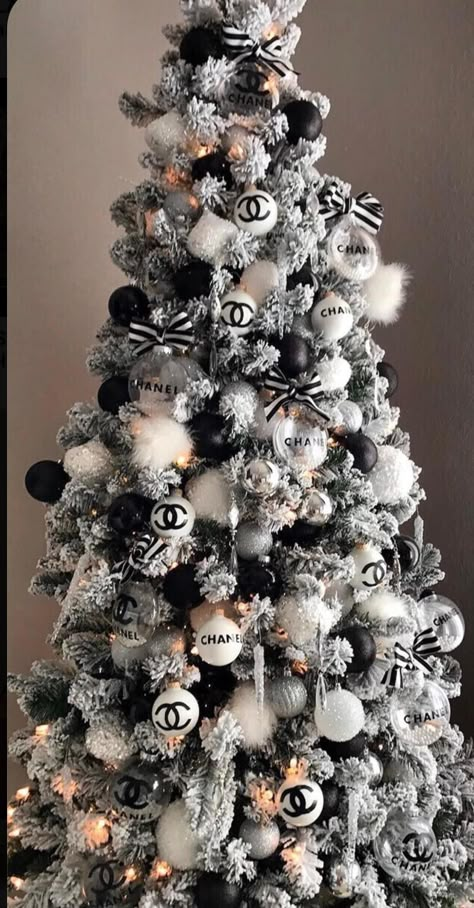 Flocked Christmas Trees Decorated Black And White, Christmas Decor Ideas White And Black, Black And White Christmas Tree Theme, Black And White Flocked Christmas Tree, Green Tree Decorations Ideas, Chanel Christmas Tree Ideas, Monochrome Christmas Tree, Black And White Christmas Decor Diy, Black White And Red Christmas Tree