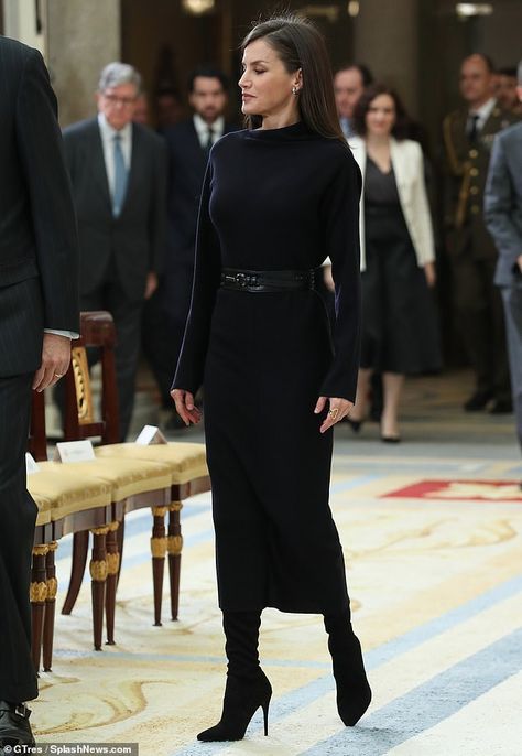 How To Wear A Knit Dress, Elegant Dramatic Style, Styling Knit Dress, Queen Letizia Winter Style, Queen Letizia Of Spain Style, Queen Letizia Shoes, Queen Letizia Dress, Maxi Dress Office Outfit, Elegant Fall Fashion