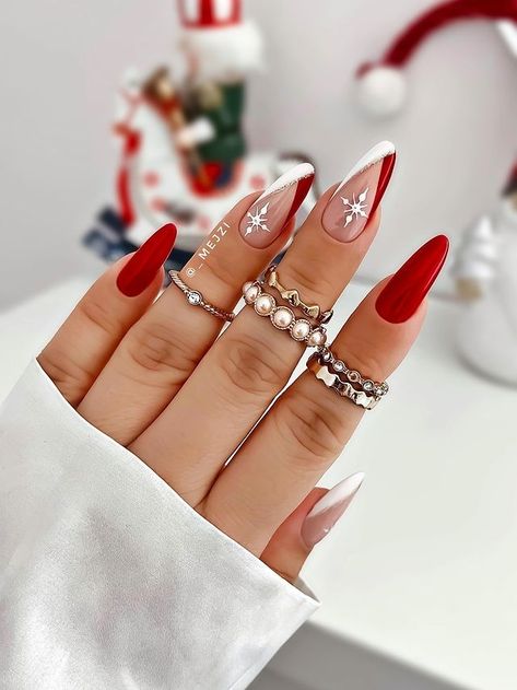 Tatoos Woman, Boardpanda Pins, Nails Festive, Santa Nails, Christmas Tree Nails, Red Christmas Nails, Festive Nail Art, Movie Aesthetic, Holiday Nail Designs