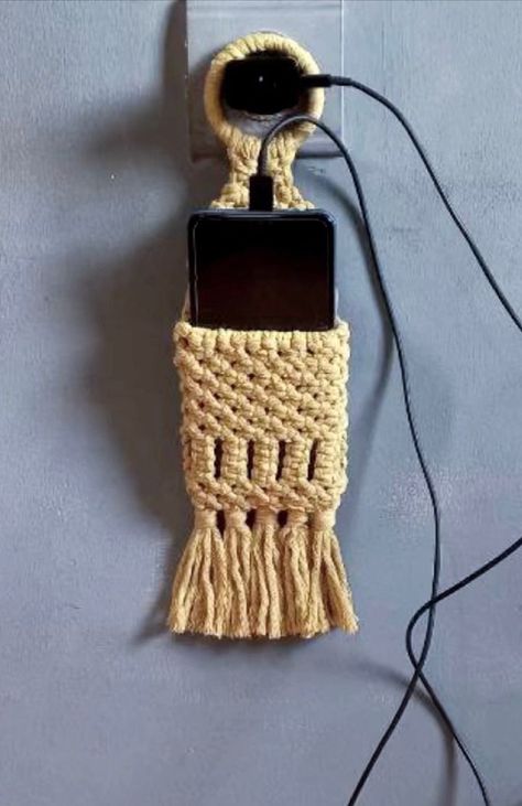 Macrame Remote Control Holder Diy, Macrame Remote Holder, Macrame Mobile Holder, Macrame Phone Holder, Macrame Mobile, Keychain Patterns, Remote Control Holder, Diy Bag Designs, Easy Paper Crafts Diy