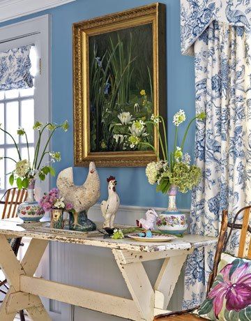 I love the toile and used it in my first house here, but I don't like the blue walls.. Decorating With Roosters, Colorful Cottage, Traditional Dining Rooms, Farmhouse Decorating, Casa Country, French Country Design, Cottage Furniture, French Cottage, French Country Cottage