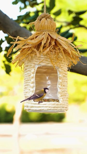 Garden Ideas With Plastic Bottles, Rustic Bird Feeders, Bird Feeder Stands, Painted Mirror Art, Make A Bird Feeder, Bird Feeder Craft, Homemade Bird Houses, Birdhouse Craft, Bird House Feeder