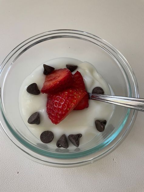 Yogurt, strawberries, chocolate chips Yogurt And Chocolate Chips, Yogurt With Chocolate Chips, Strawberries Chocolate, Dream Food, Yogurt Greco, Chocolate Chips, Strawberries, Chocolate Chip, Yogurt