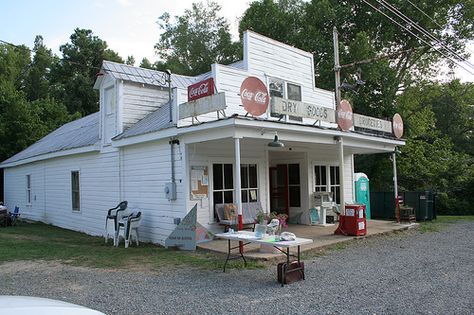 Old General Stores, Store Architecture, Old Gas Stations, Old Country Stores, Country Store, Old Buildings, Abandoned Houses, Travel Memories, General Store