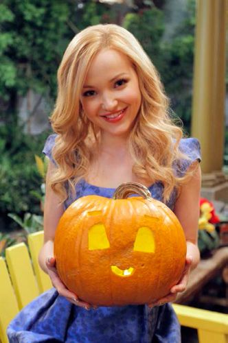 Disney Channel Stars Share Their Halloween Pumpkins! Dove Cameron who plays a main character on Liv & Maddie, took a cute approach to the typical Halloween face by adding bigger eyes and an adorable little mouth. London Tipton, Dog With A Blog, Dove Cameron Style, Disney California Adventure Park, The Descendants, Disney Channel Original, Liv And Maddie, Disney Channel Shows, Brenda Song