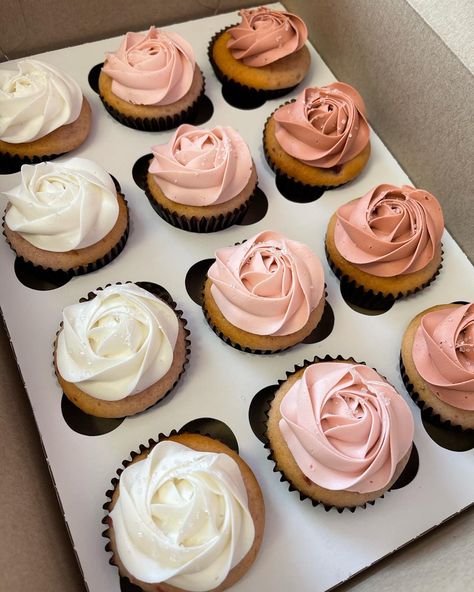 Cupcakes Rosas, Wedding Shower Cupcakes, Baby Shower Cupcakes For Girls, Chocolate Covered Strawberries Bouquet, Pastel Baby Shower, Bridal Shower Cupcakes, Pastel Cupcakes, Cupcake Cake Designs, White Cupcakes