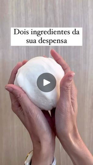 372K views · 24K reactions | Argila caseira seca com ingredientes que você tem na despensa para colorir 🎨🖌️

A argila seca ao ar livre e é perfeita para pintar ou colorir. Você pode criar as formas com forminhas ou o que sua imaginação permitir 🥰

Receita:
1 xícara de bicarbonato de sódio;
1/2 xícara de amido de milho (Maizena);
3/4 de xícara de água.

Como fazer:
Combine os ingredientes secos em uma panela e adicione água. Cozinhe em fogo baixo, mexendo sempre.
Deixe esfriar antes de amassar. Se estiver um pouco pegajosa, adicione mais farinha de milho.
Estique a massa e corte nos formatos desejados - usar forminhas de corte permitirão muitas criações legais para pintar!

Coloque ao ar para secar durante 5 dias. Antes disso, eles estarão duros por fora, mas ainda moles por dentro e pod Hello Kitty Art, Hello Kitty