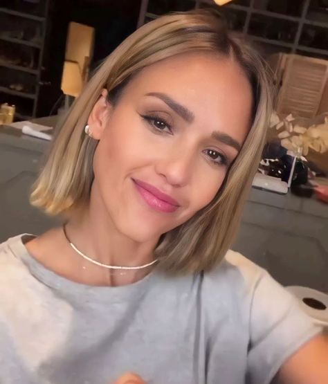 Jessica Alba Hair Color, Jessica Alba Hair, Dark Blonde Hair Color, Relaxing Weekend, Bob Haircut For Fine Hair, Dark Blonde Hair, Short Hair Color, Haircut And Color, Hair Color And Cut