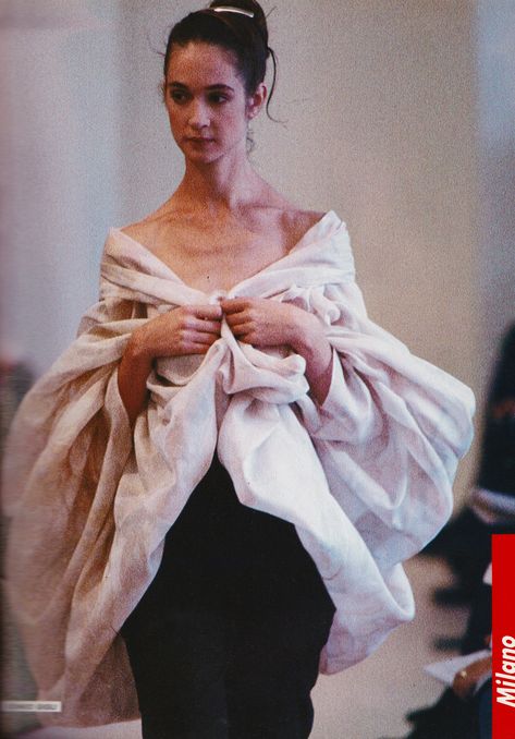 Romeo Gigli Pret a Porter Spring/Summer 1988 Milan Romeo Gigli, Vintage Runway, 20th Century Fashion, Fantasy Costumes, Fashion 2020, Elegant Fashion, Style Me Pretty, Fashion Models, Timeless Fashion