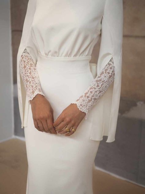 Wedding Dress Minimalist, Sassi Holford, Dress Minimalist, Modest Wedding Dress, High Neck Wedding Dress, Civil Wedding Dresses, Neck Wedding Dress, Soiree Dress, Split Sleeve