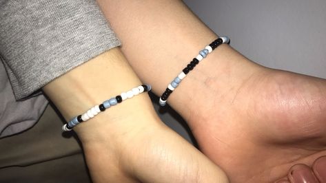 Homemade Couples Bracelets, Beaded Accessories For Men, Bf Gf Beaded Bracelets, Beaded Bracelets Boyfriend, Diy Couple Bracelets How To Make, Boyfriend Bracelet Diy Beads, Couples Matching Bracelets Beads, Homemade Bracelet For Boyfriend, Guy Bracelets Beads