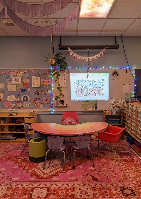 Teacher Bedroom Ideas, Classroom Inspo Preschool, Y2 Classroom Ideas, Flexible Seating Classroom Elementary Layout, Cozy Art Classroom, Indie Classroom, Classroom Asthetic Picture, Colorful Kindergarten Classroom Themes, Teaching Kindergarten Aesthetic