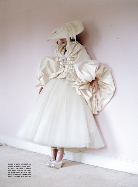 fashion Tim Walker Photography, Guinevere Van Seenus, Galliano Dior, Magazine Vogue, Dior Collection, Tim Walker, Dior Haute Couture, Creation Couture, Foto Art