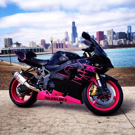 Nothing compares to females on two wheels! Here's Natalie G's GSX-R sporting the pink in Chicago! Black And Pink Motorcycle, Moto Rose, Sepeda Motor Sport, Motorcycle Suzuki, Pink Motorcycle, Ktm 450, Image Moto, Suzuki Gsx R, Pretty Bike