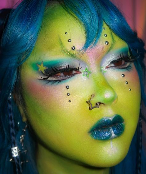 Alien superstars just landed 👽🛸🌟💚 collab with the lovely @babenexttdoor 🫶🏼 . @mehronmakeup paradise AQ pro paint palette + mixing liquid (makes it more transfer proof!) @glisten_cosmetics white spectra base + twilight chroma gloss @kaleidosmakeup limelight epiphany glow liner + agave cloud lab lip clay + black jasmine palette @blendbunnycosmetics blends palette + @donidarkowitz palette @likely.makeup switchblade lashes @getstonned stud pack @onesize gworly pop blush trio @starface . . #... Alien Makeup Looks Halloween, Alien Green Makeup, Green Alien Makeup Pretty, White Base Makeup Ideas, Alien Makeup Green, Venus Flytrap Makeup, Colorful Drag Makeup, Alien Core Makeup, Alien Makeup Looks Pretty