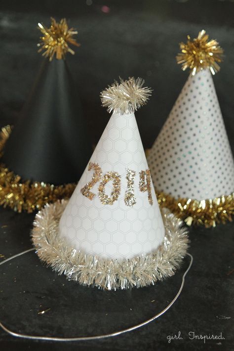 New Year's Eve Hats - free template and easy instructions! via @girlinspired Diy Nye Party, Nye Party Hats, Diy New Years Party, Diy Nye, New Year's Eve Crafts, New Years Hat, New Years Eve Day, New Year Diy, New Year's Eve Celebrations