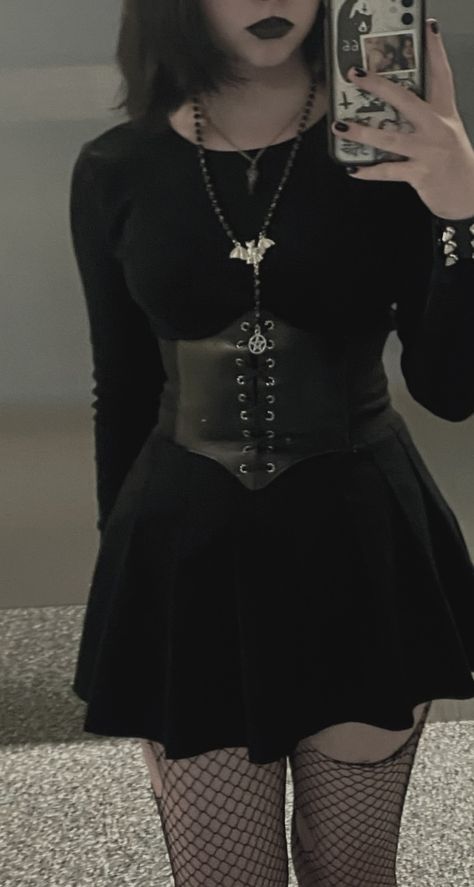 Gothic Daily Outfit, Goth Dress Outfit Ideas, Mavis Inspired Outfit, Goth Fem Outfits, Gothic Looks Outfits, Pleated Skirt With Corset, Goth Outfits Simple, Grunge Outfits Mid Size, Goth Women Outfits