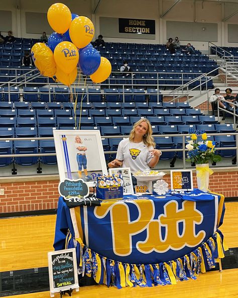 Senior Table Ideas Sports, Signing Table Decor, College Gift Guide, College Grad Party Decor, Signing Ideas, College Signing Day, Softball Sign, Life Milestones, National Signing Day