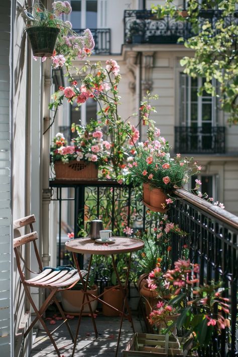 Parisian Decor Apartment, Parisian Patio Decor, Balcony Design Apartment, Parisian Patio, Small French Apartment, French Balcony Ideas, Parisian Style Apartment, Terrace Designs, Parisian Balcony