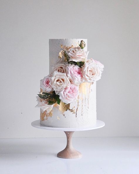 Blush Wedding Cakes, Creative Wedding Cakes, Black Wedding Cakes, Chocolate Wedding Cake, Wedding Cake Rustic, Wedding Cakes With Cupcakes, Cake Trends, Modern Wedding Cake, Elegant Wedding Cakes