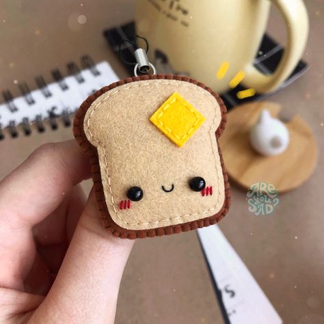 Felt Toys Diy, Felt Food Diy, Felt Keychain, Felt Toys Patterns, Food Charms, Couples Keychains, Handmade Keychain, Felt Food, Lint Roller