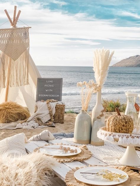 Boho picnic setting by: @soravisdecor #gardendecorations #gardenideas #garden Romantic Beach Picnic, Beach Picnic Party, Picnic Party Decorations, Jute Placemats, Luxury Picnic, Picnic Birthday Party, Beach Picnics, Short Table, Boho Inspo